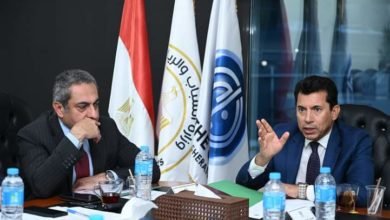 وزير الرياضة يعقد اجتماعاً مع اللجنة العليا لسلسلة نادي النادي لمتابعة خطة الإدارة والتشغيل