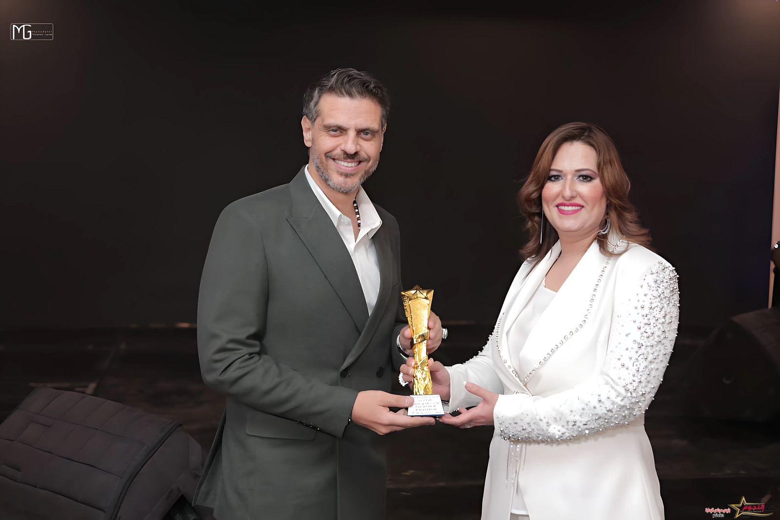 طارق صبري من هندسة المعمار إلى النجومية في عالم التمثيل وقصة تكريمه في احتفالية عالم النجوم