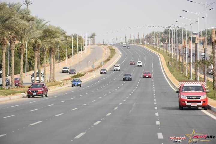 وزير الإسكان يتابع موقف مشروعات الطرق والمحاور الجاري تنفيذها بمدينة القاهرة الجديدة