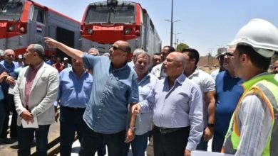 وزير النقل يتفقد محطة أسوان للسكك الحديدية ويتابع تطوير ورشة أسوان