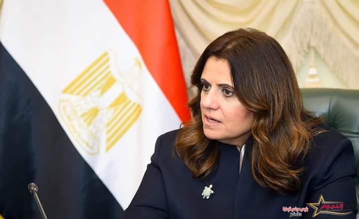 وزيرة الهجرة تطمئن على المواطن المصري المصاب في حريق عقار بالكويت 2 وزيرة الهجرة تطمئن على المواطن المصري المصاب في حريق عقار بالكويت