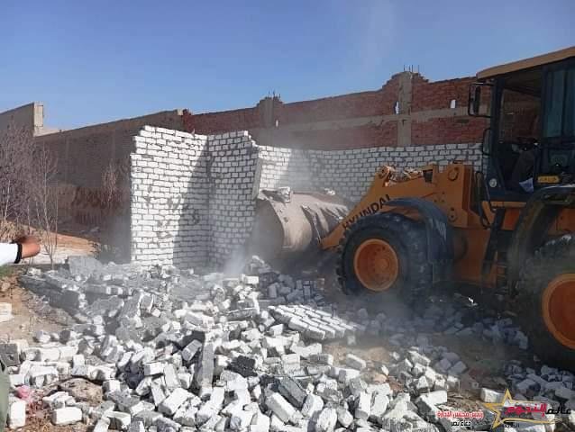 ضربات متلاحقة لإزالة تعديات البناء المخالف وتطبيق القانون على المتعديين بنطاق محافظة الشرقية 