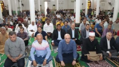 محافظ بني سويف يؤدي صلاة الجمعة بمسجد عمر بن عبد العزيز