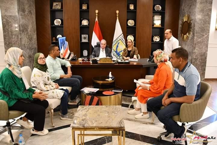 محافظ جنوب سيناء يلتقي بفريق عمل جائزة التميز الحكومي لتكافؤ الفرص وتمكين المرأة