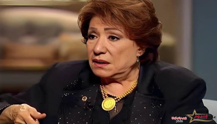 أشرف زكي يقبل يد القديرة سميحة أيوب 
