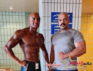 أحمد رمزي مؤلف الملكة يدخل عالم إحتراف كمال الأجسام 2 أحمد رمزي مؤلف الملكة يدخل عالم إحتراف كمال الأجسام كتبت: مروة حسن
بعد نجاح أحمد رمزي في التأليف السينمائي وعرض فيلم الملكة الذي حقق نجاحاً بدور العرض وقامت ببطولته الفنانة هالة صدقي قرر رمزي إختراق مجال جديد وإستغل تدريبات كمال الأجسام التي خضع لها طوال السنوات السابقة وبدأ التعامل مع تلك الرياضة بشكل إحترافي.
أكد رمزي أنه قرر المشاركة في بطولة كمال الأجسام التي أقيمت في إتحاد الشرطة الرياضي بالعباسية تحت إشراف الإتحاد المصرى والأفريقي لكمال الأجسام
، وقال أنه فكر في الإحتراف منذ العرض الخاص لفيلم الملكة بعد سؤاله عن نيته في إستغلال رياضة كمال الأجسام بشكل إحترافي ومن وقتها بدأ التحضير للبطولة مع المدرب أحمد عبد الحميد جاد.
وإستطاع رمزي خلال البطولة أن ينافس بقوة وتغلب على عدد كبير من المنافسين وحصل على المركز السابع بالرغم من أنها اول مشاركة له في عالم الإحتراف وسط لاعبين أصغر منه بفارق كبير.
وأضاف أحمد رمزي أنه فخور بتلك المشاركة وبالمجهود الكبير الذي بذله مع المدرب أحمد عبد الحميد جاد الذي أود أن أشكره بشكل خاص على كل ما فعله معي.