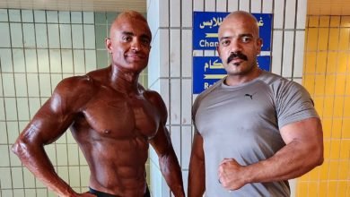 أحمد رمزي مؤلف الملكة يدخل عالم إحتراف كمال الأجسام كتبت: مروة حسن بعد نجاح أحمد رمزي في التأليف السينمائي وعرض فيلم الملكة الذي حقق نجاحاً بدور العرض وقامت ببطولته الفنانة هالة صدقي قرر رمزي إختراق مجال جديد وإستغل تدريبات كمال الأجسام التي خضع لها طوال السنوات السابقة وبدأ التعامل مع تلك الرياضة بشكل إحترافي. أكد رمزي أنه قرر المشاركة في بطولة كمال الأجسام التي أقيمت في إتحاد الشرطة الرياضي بالعباسية تحت إشراف الإتحاد المصرى والأفريقي لكمال الأجسام ، وقال أنه فكر في الإحتراف منذ العرض الخاص لفيلم الملكة بعد سؤاله عن نيته في إستغلال رياضة كمال الأجسام بشكل إحترافي ومن وقتها بدأ التحضير للبطولة مع المدرب أحمد عبد الحميد جاد. وإستطاع رمزي خلال البطولة أن ينافس بقوة وتغلب على عدد كبير من المنافسين وحصل على المركز السابع بالرغم من أنها اول مشاركة له في عالم الإحتراف وسط لاعبين أصغر منه بفارق كبير. وأضاف أحمد رمزي أنه فخور بتلك المشاركة وبالمجهود الكبير الذي بذله مع المدرب أحمد عبد الحميد جاد الذي أود أن أشكره بشكل خاص على كل ما فعله معي.