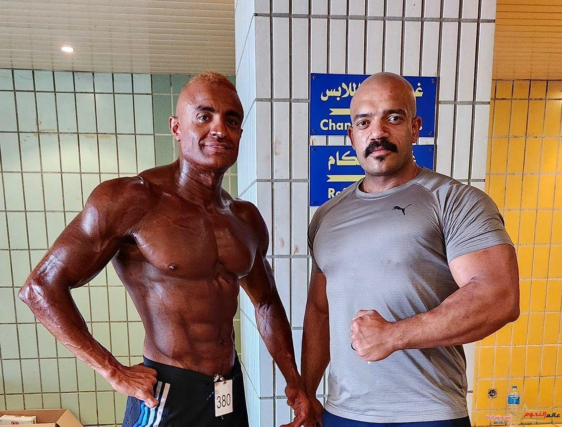 أحمد رمزي مؤلف الملكة يدخل عالم إحتراف كمال الأجسام كتبت: مروة حسن بعد نجاح أحمد رمزي في التأليف السينمائي وعرض فيلم الملكة الذي حقق نجاحاً بدور العرض وقامت ببطولته الفنانة هالة صدقي قرر رمزي إختراق مجال جديد وإستغل تدريبات كمال الأجسام التي خضع لها طوال السنوات السابقة وبدأ التعامل مع تلك الرياضة بشكل إحترافي. أكد رمزي أنه قرر المشاركة في بطولة كمال الأجسام التي أقيمت في إتحاد الشرطة الرياضي بالعباسية تحت إشراف الإتحاد المصرى والأفريقي لكمال الأجسام ، وقال أنه فكر في الإحتراف منذ العرض الخاص لفيلم الملكة بعد سؤاله عن نيته في إستغلال رياضة كمال الأجسام بشكل إحترافي ومن وقتها بدأ التحضير للبطولة مع المدرب أحمد عبد الحميد جاد. وإستطاع رمزي خلال البطولة أن ينافس بقوة وتغلب على عدد كبير من المنافسين وحصل على المركز السابع بالرغم من أنها اول مشاركة له في عالم الإحتراف وسط لاعبين أصغر منه بفارق كبير. وأضاف أحمد رمزي أنه فخور بتلك المشاركة وبالمجهود الكبير الذي بذله مع المدرب أحمد عبد الحميد جاد الذي أود أن أشكره بشكل خاص على كل ما فعله معي.