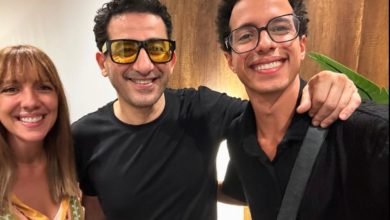 طه دسوقي أثناء كواليس مسرحية ميمو لـ أحمد حلمي..مبوسط جدا بحضوري مسرحيه ميمو 