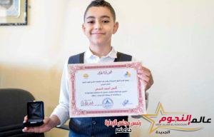 الفنان الصغير أحمد النمس يقوم بتدريب أقرانه علي الرسم بجانب تدريبهم ورش البرمجة  