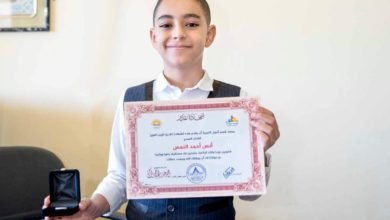 الفنان الصغير أحمد النمس يقوم بتدريب أقرانه علي الرسم بجانب تدريبهم ورش البرمجة  