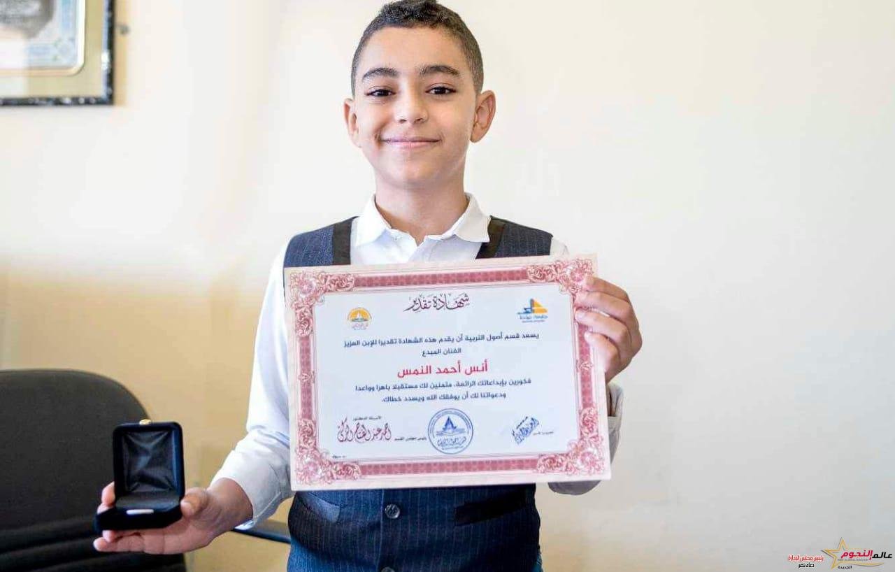 الفنان الصغير أحمد النمس يقوم بتدريب أقرانه علي الرسم بجانب تدريبهم ورش البرمجة  