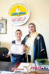 الفنان الصغير أحمد النمس يقوم بتدريب أقرانه علي الرسم بجانب تدريبهم ورش البرمجة  