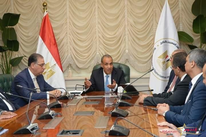 وزير الخارجية والهجرة وشئون المصريين بالخارج يجتمع مع قيادات وأعضاء قطاع الهجرة بالوزارة