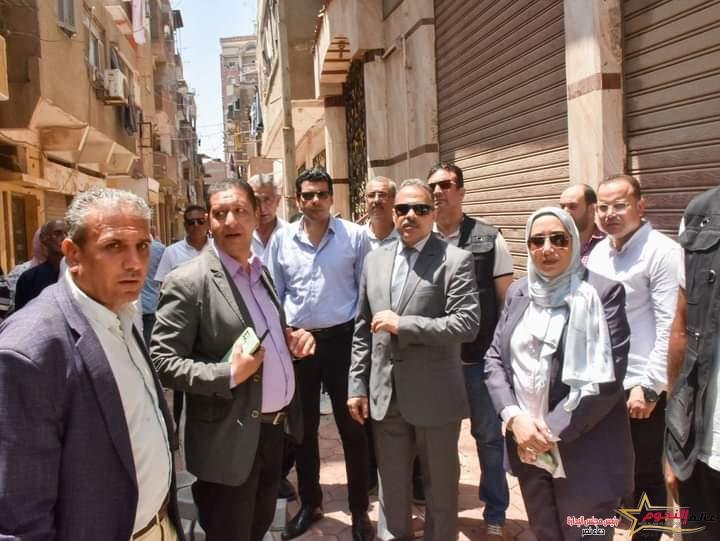 محافظ الشرقية يُتابع أعمال تركيب بلاط الإنترلوك بالشوارع الجانبية المتفرعة من شارع فاروق بمدينة الزقازيق