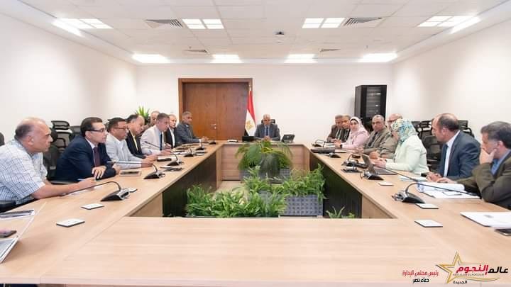 الدكتور سويلم يتابع إجراءات تحسين حالة الرى بزمام ترعة السويس