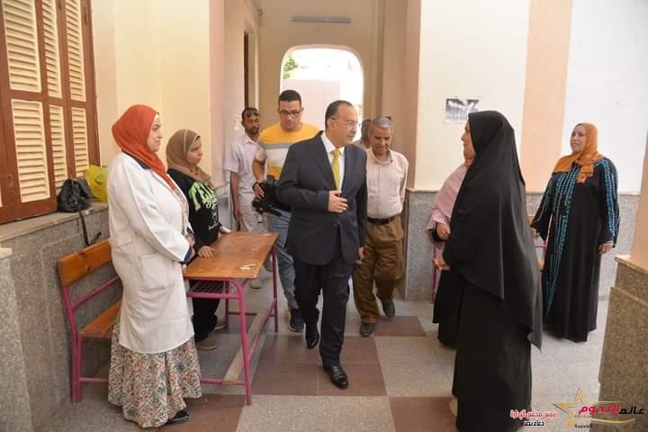 محافظ أسيوط يتابع لجان إمتحانات الثانوية العامة بمدرستى الشهيد أحمد فايز وخديجة يوسف الثانوية بنات بحي شرق