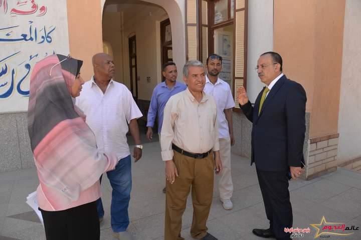 محافظ أسيوط يتابع لجان إمتحانات الثانوية العامة بمدرستى الشهيد أحمد فايز وخديجة يوسف الثانوية بنات بحي شرق