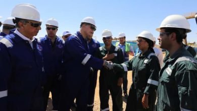 وزير البترول والثروة المعدنية يتفقد اعمال حفار بترولي بحقول خالدة بالصحراء الغربية