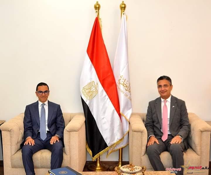 فاروق يستقبل وزير الاستثمار والتجارة الخارجية ويبحثان أوجه التعاون المشترك بين الوزارتين 2 فاروق يستقبل وزير الاستثمار والتجارة الخارجية ويبحثان أوجه التعاون المشترك بين الوزارتين