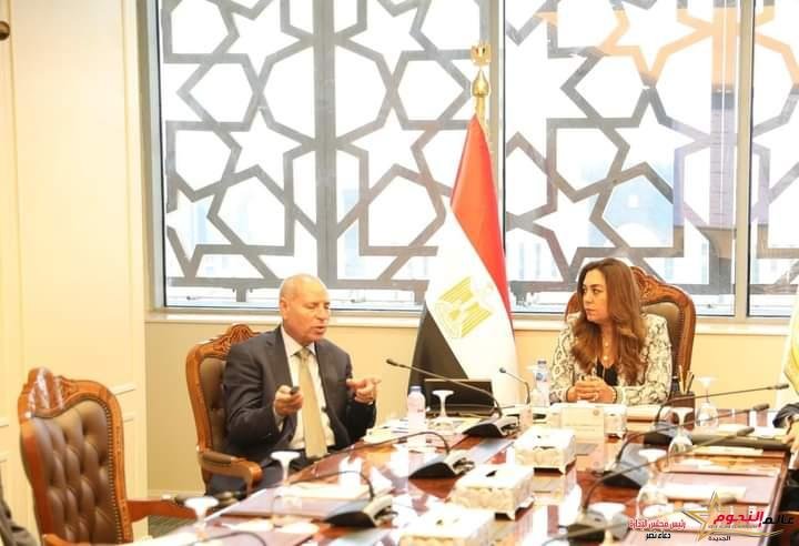 عوض تتابع مع محافظ القاهرة موقف تنفيذ المشروعات الجارية والملفات الخدمية التى تمس حياة مواطني العاصمة بصورة يومية