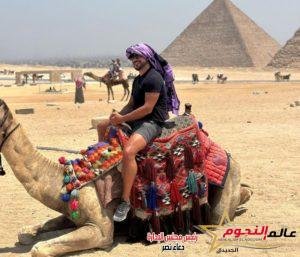 النجم الإسباني إنريكي أرسي يزور الأهرامات وشارع المعز في القاهرة
