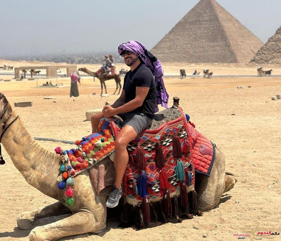 النجم الإسباني إنريكي أرسي يزور الأهرامات وشارع المعز في القاهرة