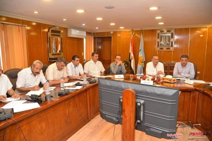 محافظ أسيوط يلتقى رؤساء المراكز والأحياء لمناقشة أخر مستجدات ملفي التقنين والتصالح