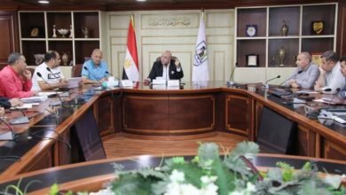 محافظ بني سويف يناقش عدداً من الملفات والطلبات خلال اجتماع مجلس إدارة مشروع المواقف