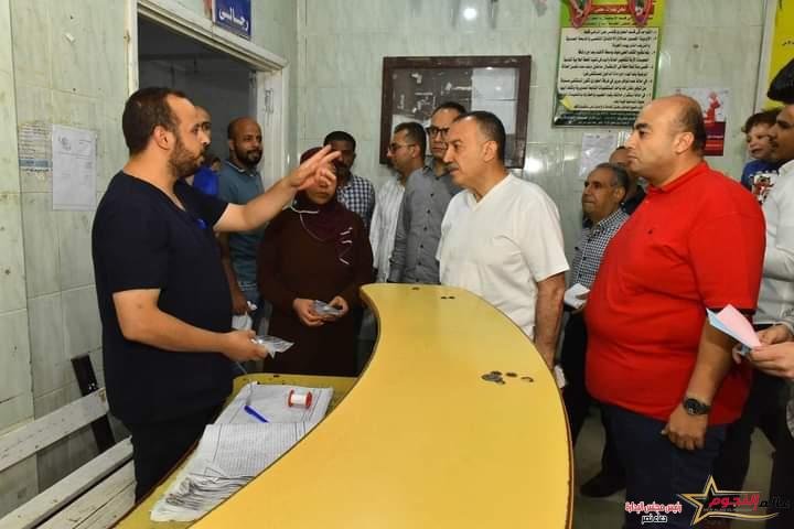 محافظ أسيوط يفاجئ مستشفى القوصية المركزي فجراً لمتابعة سير العمل والاطمئنان على توافر الأدوية والمستلزمات الطبية
