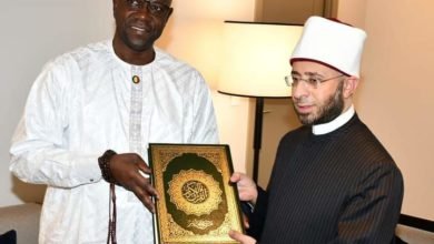 وزير الأوقاف يهدي نسخة من مصحف مصر الكبير لوزير الشئون الدينية بدولة مالي