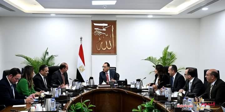رئيس الوزراء يتابع مع وزير المالية عدداً من ملفات العمل 2 رئيس الوزراء يتابع مع وزير المالية عدداً من ملفات العمل