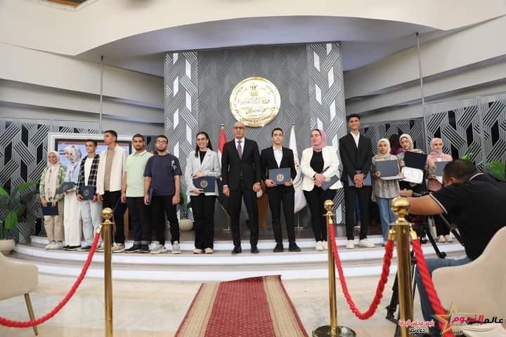 عبد اللطيف يعلن مؤشرات وإحصائيات نتيجة الثانوية العامة للعام الدراسي ٢٠٢٣/ ٢٠٢٤ ويكرم أوائل الطلاب في الشعب المختلفة