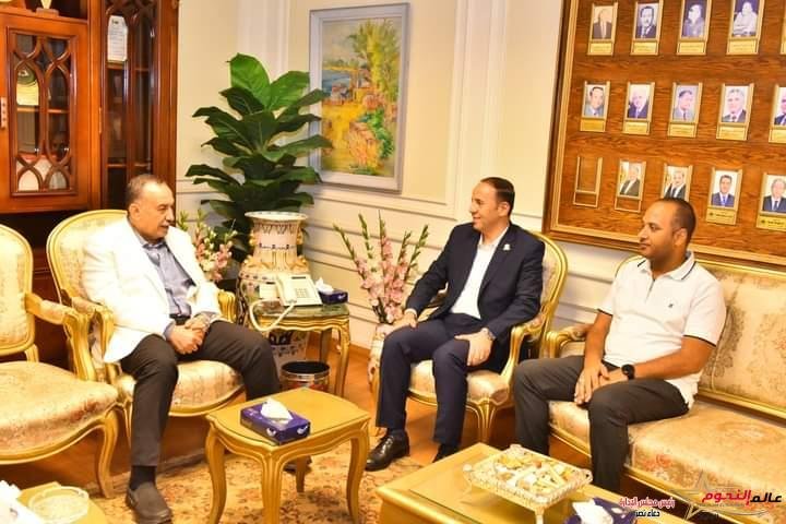 محافظ أسيوط يستقبل مدير عام منطقة أسيوط للشركة المصرية للاتصالات للتهنئة على ثقة القيادة السياسية واختياره محافظاً للإقليم