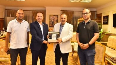 محافظ أسيوط يستقبل مدير عام منطقة أسيوط للشركة المصرية للاتصالات للتهنئة على ثقة القيادة السياسية واختياره محافظاً للإقليم