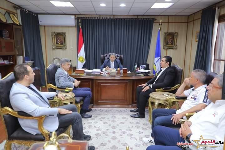 محافظ دمياط يناقش مع ممثلى الغرفة التجارية وشعبة الأثاث آليات دعم الصناعة بالمحافظة