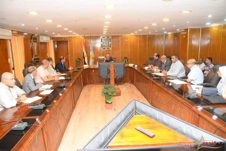 محافظ أسيوط يوجه بإستغلال أراضى مزارع المحافظة والمجازر الجديدة وفتح أسواق لمحصول الرمان
