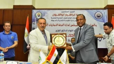 محافظ أسيوط يسلم عقود 26 ورشة بمجمع الصناعات الصغيرة للمنتفعين من الشباب بالغرفة التجارية لتوفير 500 فرصة عمل