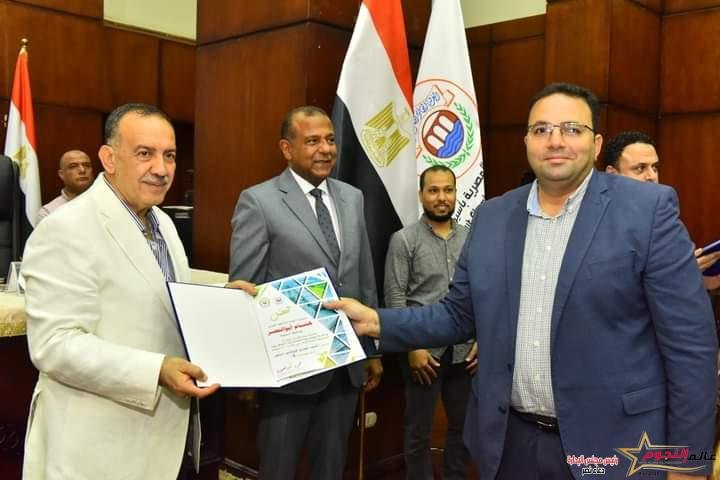 محافظ أسيوط يسلم عقود 26 ورشة بمجمع الصناعات الصغيرة للمنتفعين من الشباب بالغرفة التجارية لتوفير 500 فرصة عمل 2 محافظ أسيوط يسلم عقود 26 ورشة بمجمع الصناعات الصغيرة للمنتفعين من الشباب بالغرفة التجارية لتوفير 500 فرصة عمل