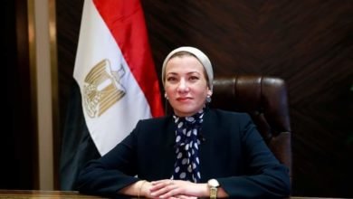 وزيرة البيئة تعقد اجتماعا موسعا مع قيادات الوزارة