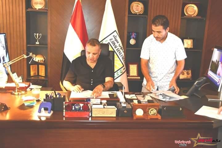 محافظ جنوب سيناء يوقع عدد من عقود التقنين تضامنا مع المواطنين في حقهم بالاستقرار