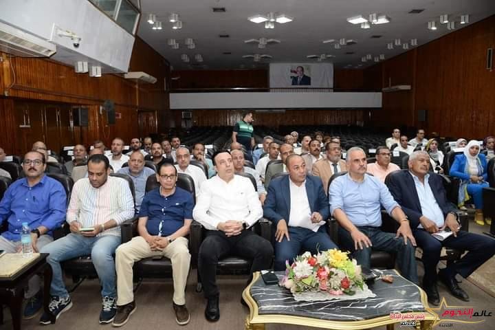 محافظ أسيوط يعقد لقاءاً مع عدة جهات لإطلاق مبادرة مجتمعية لإقامة معارض "أهلا مدارس" 
