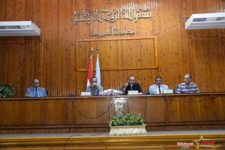 محافظ أسيوط يعقد لقاءاً مع عدة جهات لإطلاق مبادرة مجتمعية لإقامة معارض "أهلا مدارس" 