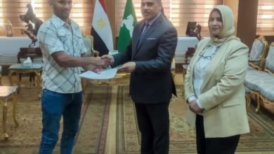 محافظ الشرقية يُسلم وحدة سكنية لأحد المواطنين الأولى بالرعاية بقرية هربيط بأبو كبير