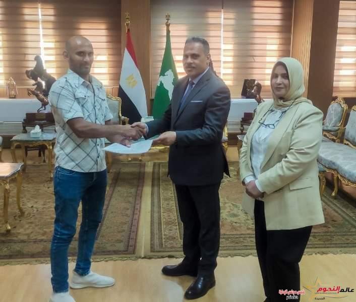 محافظ الشرقية يُسلم وحدة سكنية لأحد المواطنين الأولى بالرعاية بقرية هربيط بأبو كبير