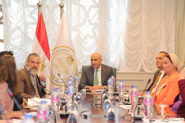 عبد اللطيف يبحث مع ممثل "يونيسف" في مصر سبل تعزيز التعاون لدعم المشروعات ذات الأولوية 2 عبد اللطيف يبحث مع ممثل "يونيسف" في مصر سبل تعزيز التعاون لدعم المشروعات ذات الأولوية