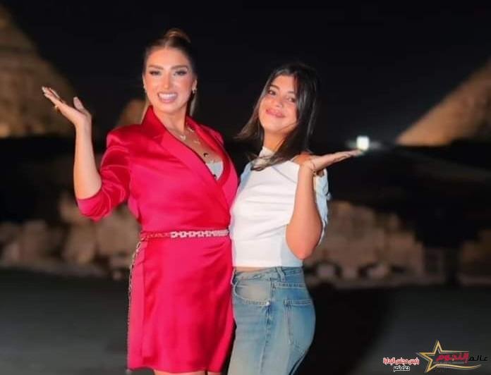روجينا وأبنتها فى أحدث ظهور من أمام الأهرامات