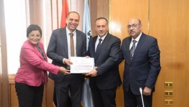 محافظ أسيوط يكرم طبيبين لجهودهما في زيادة معدلات الولادة الطبيعية الآمنة