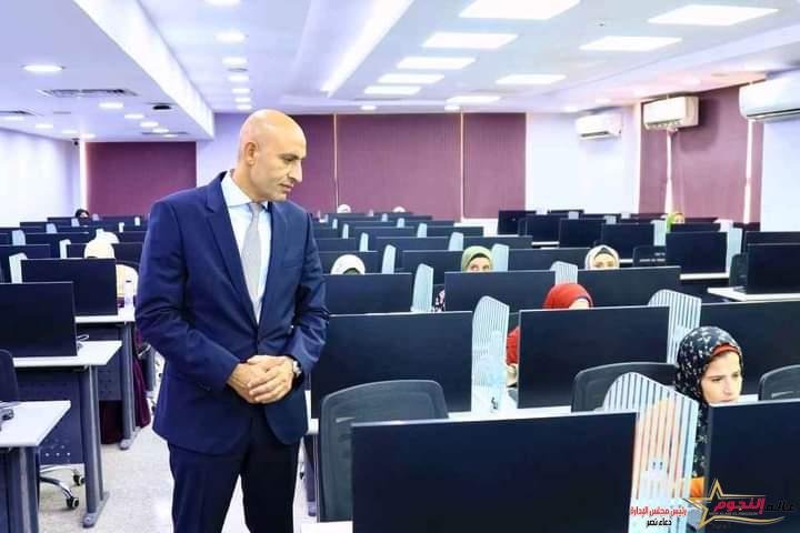 وزير التربية والتعليم يتفقد أعمال امتحان المتقدمين في مسابقة شغل وظائف "معلم مساعد مادة" بالتنظيم والإدارة