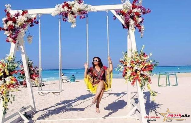 إلهام شاهين بإطلالة شبابية في الساحل الشمالي